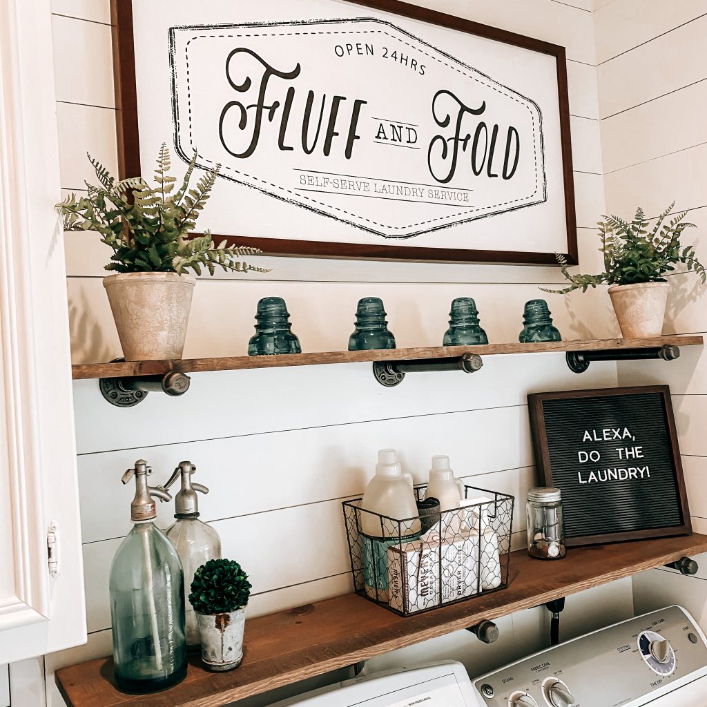 Farmhouse Laundry Room | The Yellow Rose Farmhouse | www.theyellowrosefarmhouse.com