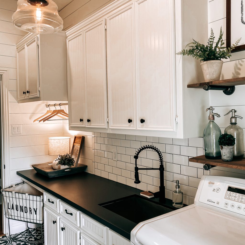 Farmhouse Laundry Room | The Yellow Rose Farmhouse | www.theyellowrosefarmhouse.com