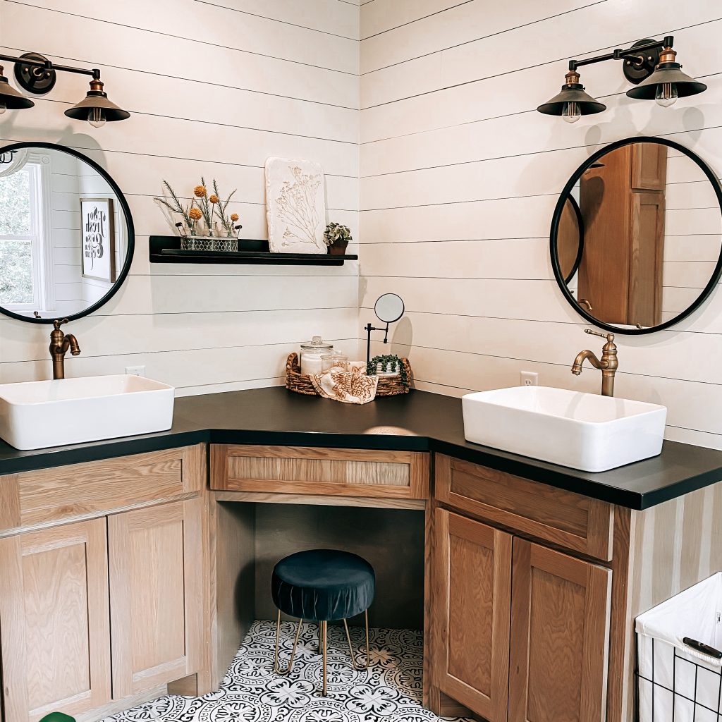 Farmhouse Master Bathroom | The Yellow Rose Farmhouse | www.theyellowrosefarmhouse.com