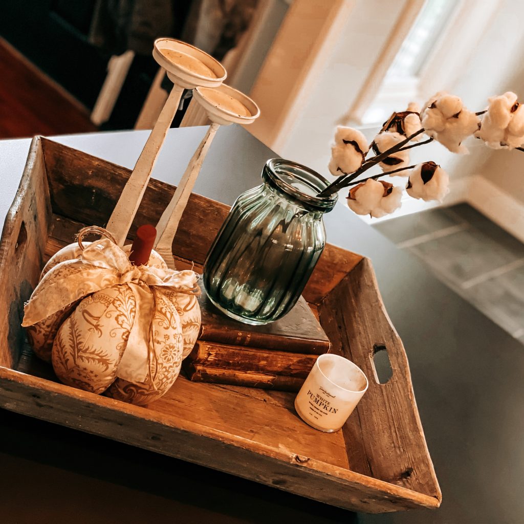 Neutral Farmhouse Fall Decor | The Yellow Rose Farmhouse | www.theyellowrosefarmhouse.com