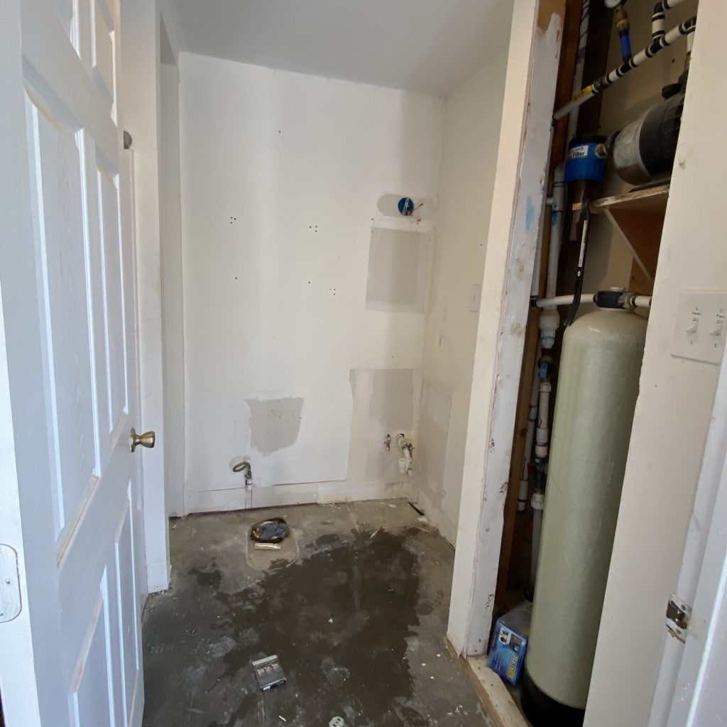 Modern Farmhouse Bathroom before the remodel | The Yellow Rose Farmhouse | www.theyellowrosefarmhouse.com